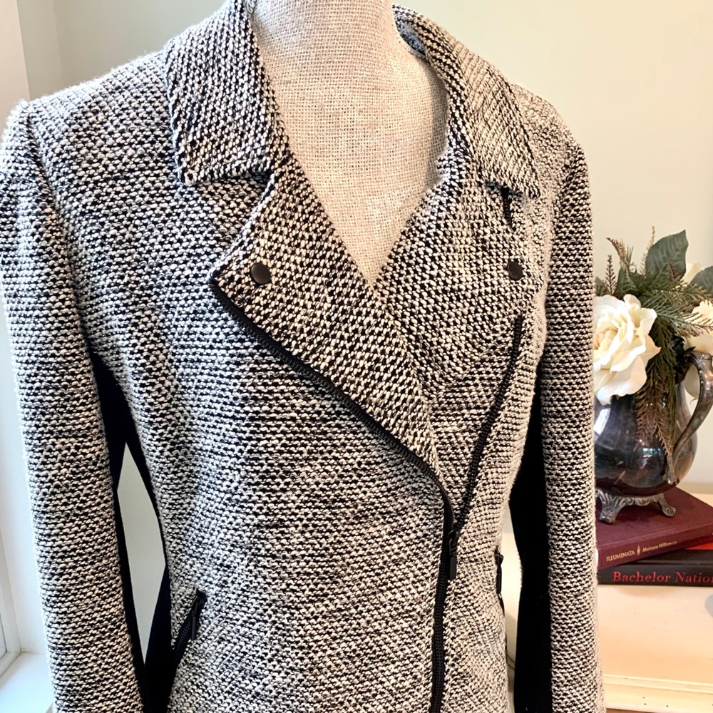 Tweed style blazer with zippers & black trim. Sz L